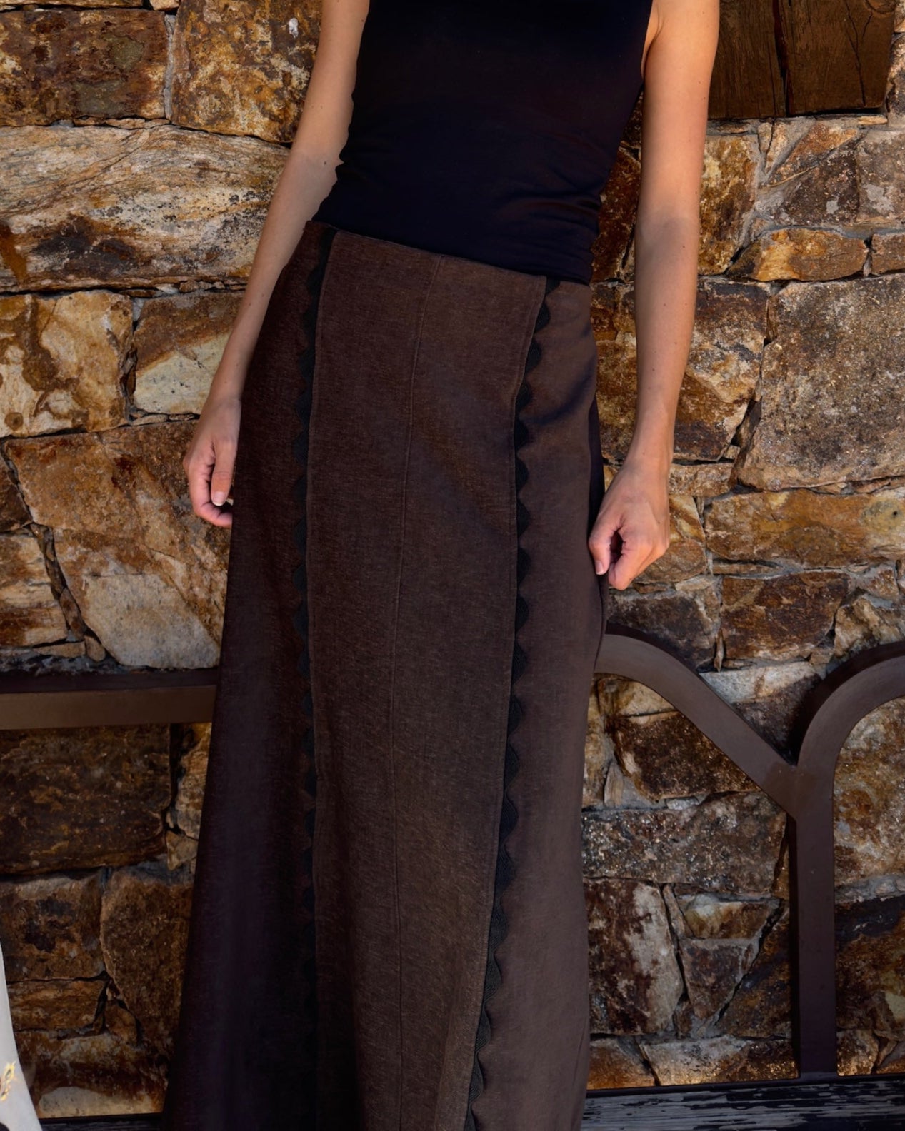 FALDA ONDULINAS MARRÓN