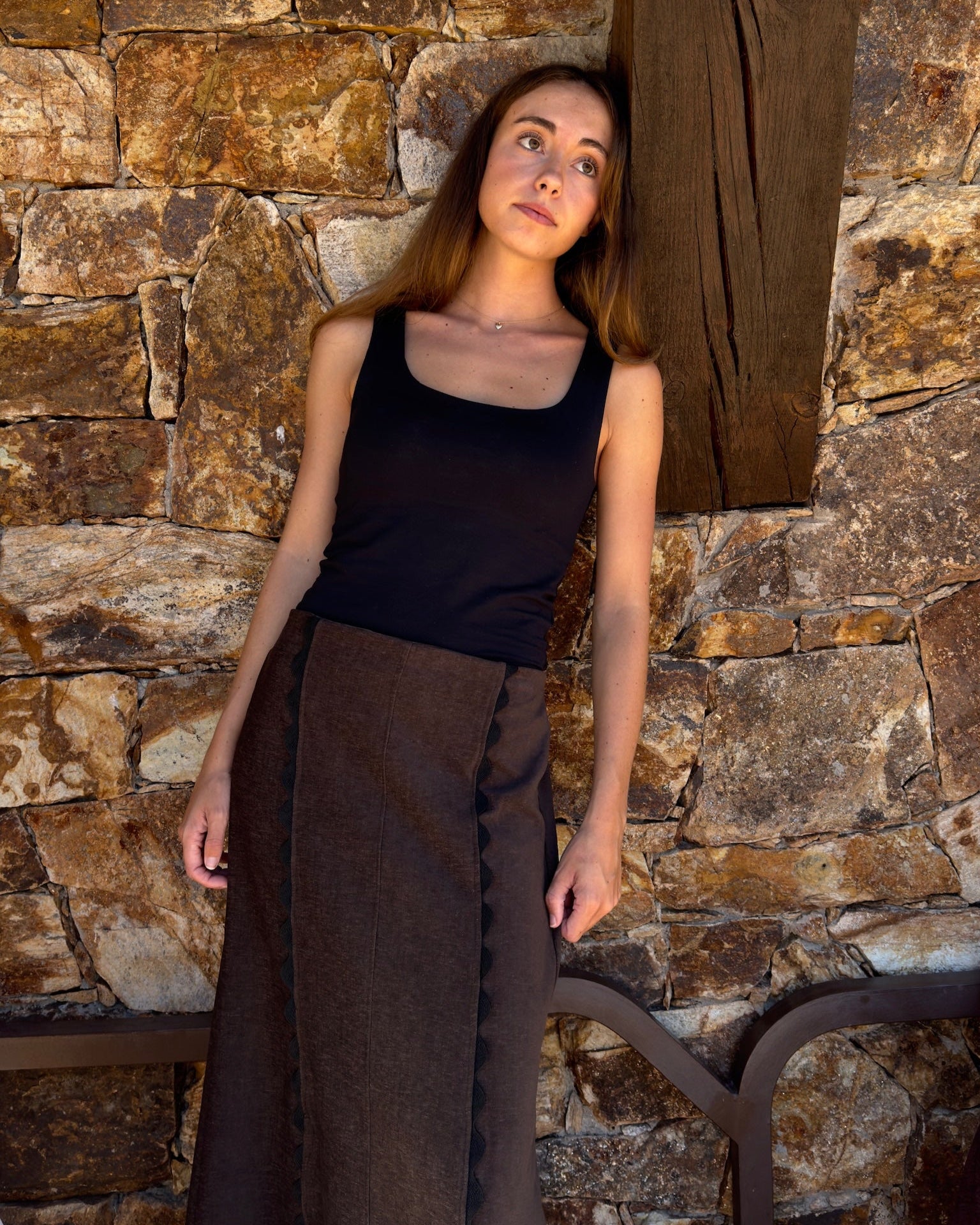 FALDA ONDULINAS MARRÓN