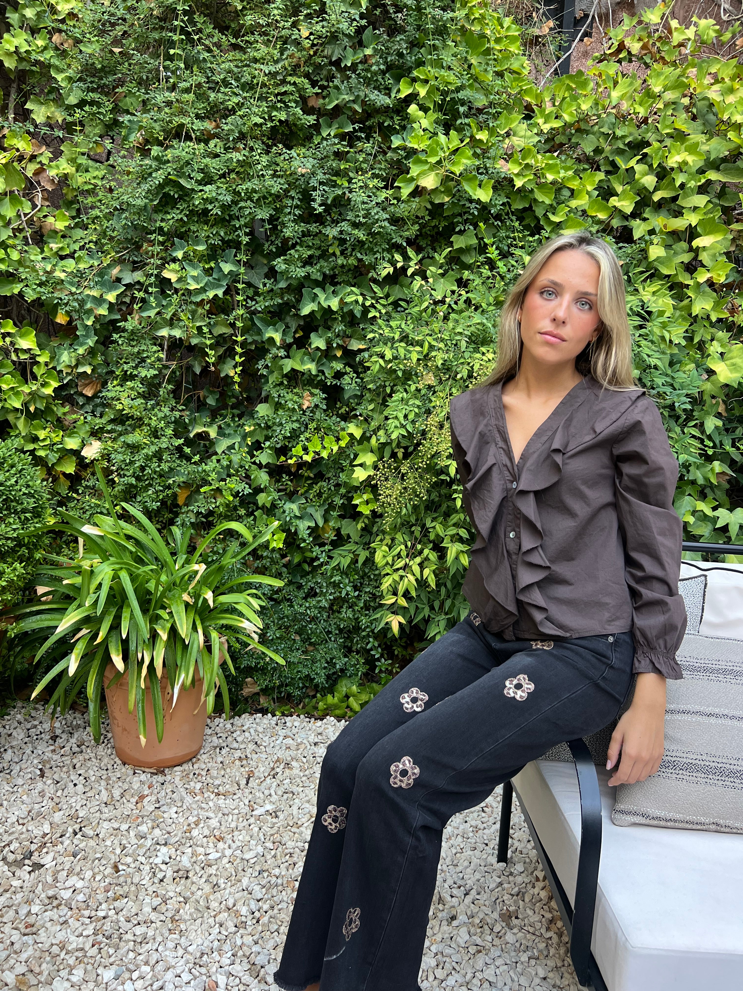 PANTALÓN NEGRO FLORES