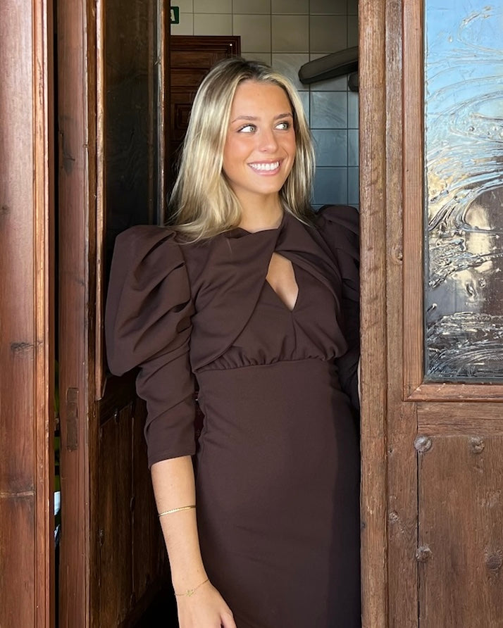 VESTIDO HOMBROS MARRON