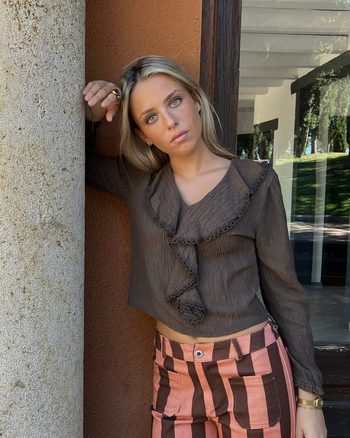 BLUSA VOLANTES BRILLO MARRÓN