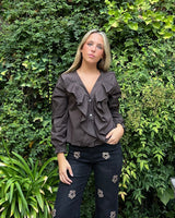 BLUSA VOLANTES MARRÓN