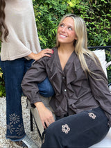 BLUSA VOLANTES MARRÓN