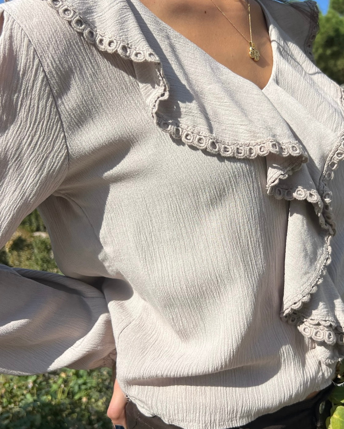 BLUSA VOLANTES BRILLI BEIGE - ONCE28
