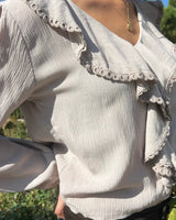 BLUSA VOLANTES BRILLI BEIGE - ONCE28