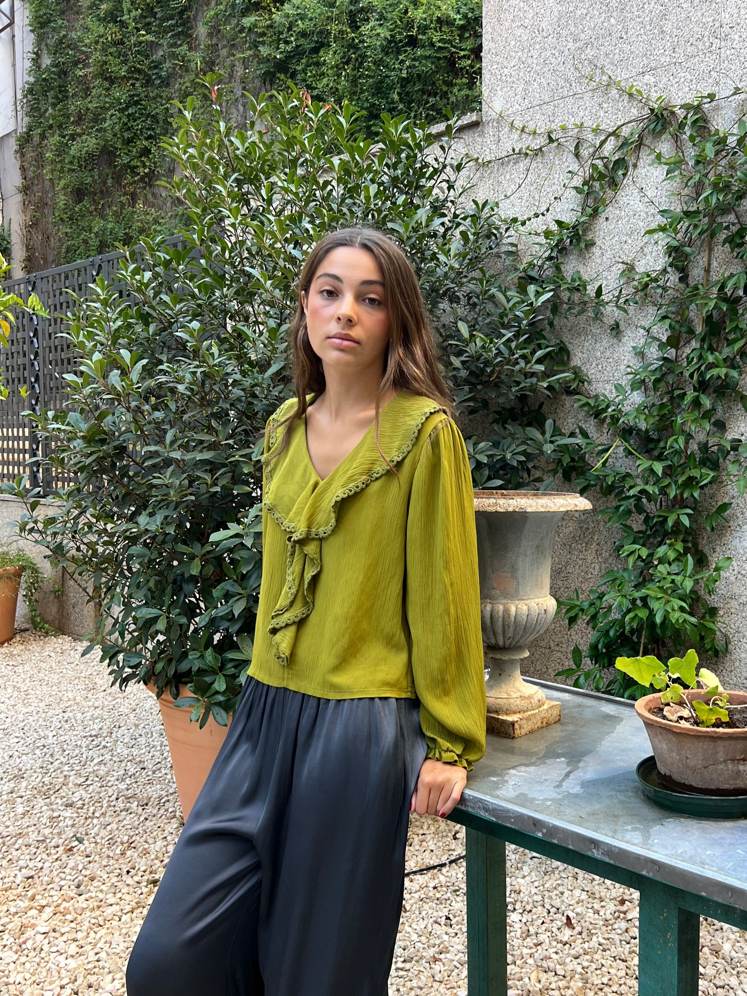 BLUSA VOLANTES BRILLO PISTACHO