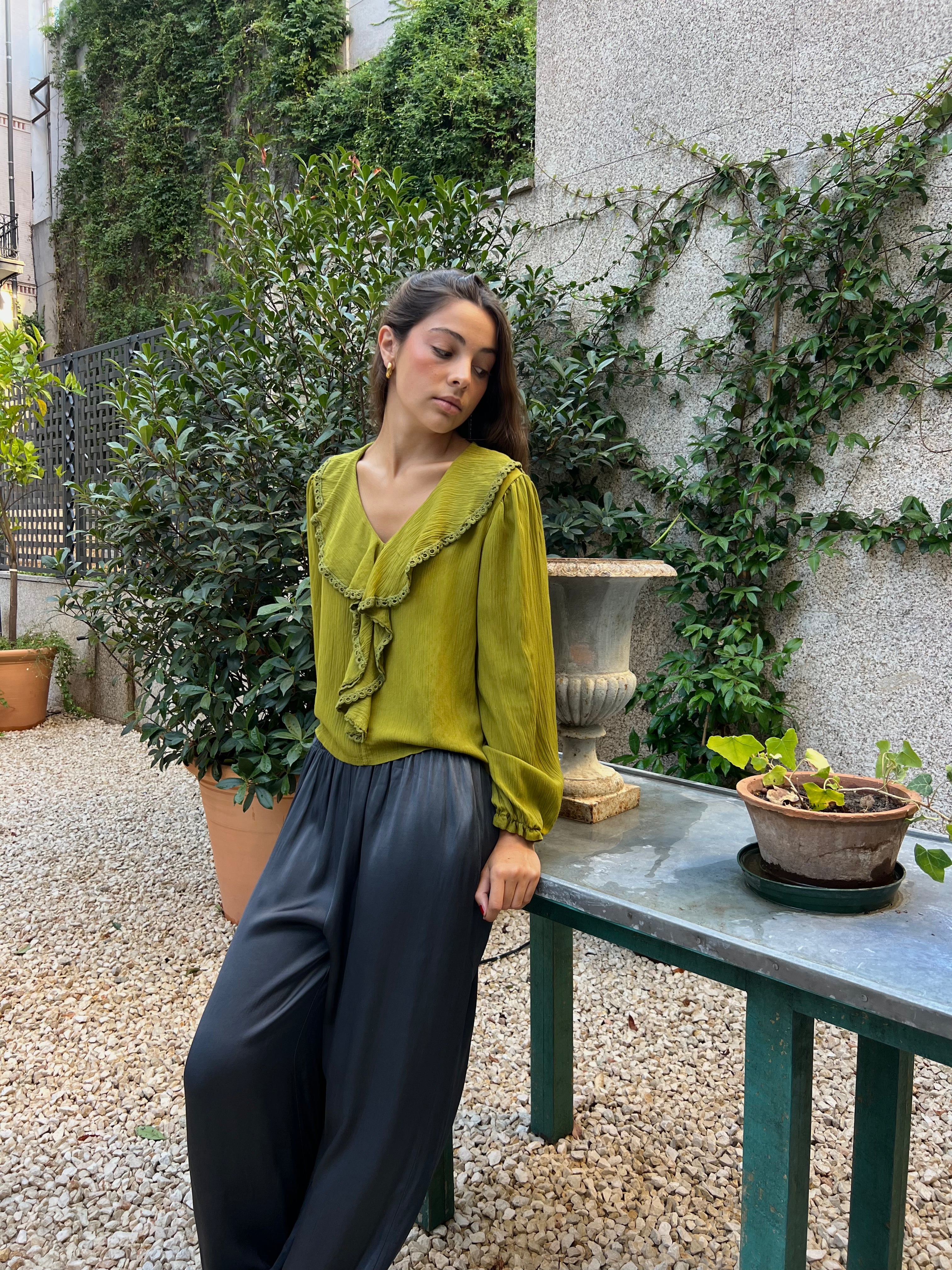 BLUSA VOLANTES BRILLO PISTACHO